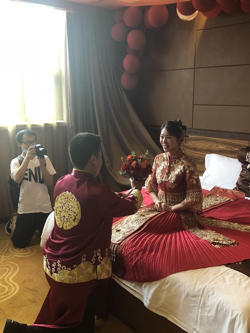 你们见过给自己主持婚礼的新郎吗？