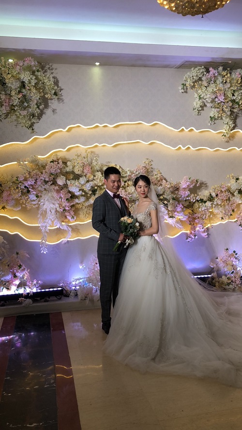 你们见过给自己主持婚礼的新郎吗？