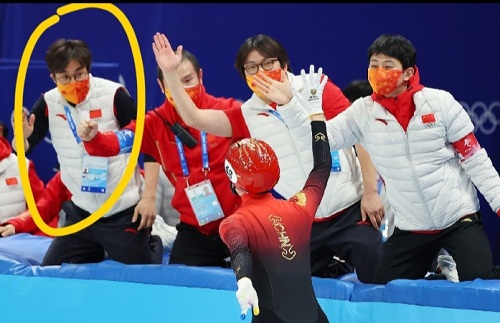 短道速滑主教练金善台戴上口罩太像大鹏了！