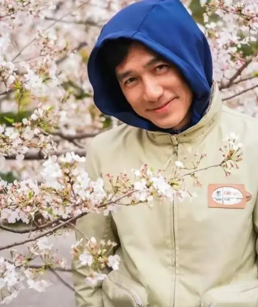 刘嘉玲，梁朝伟春日甜蜜出游！