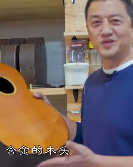 李亚鹏280万买下的一把吉他，现在市场价格2500万 第4张