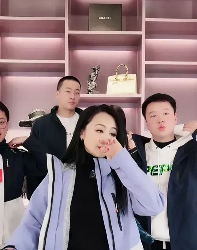 1799元的羽绒服179元卖了，曹颖瞬间着急的直哭