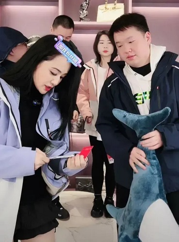 1799元的羽绒服179元卖了，曹颖瞬间着急的直哭