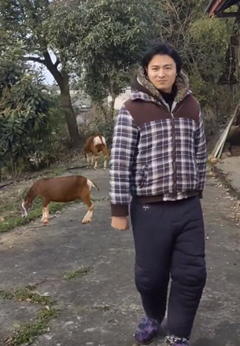 神似刘德华的网红：近百万的粉丝+播放量高的离谱