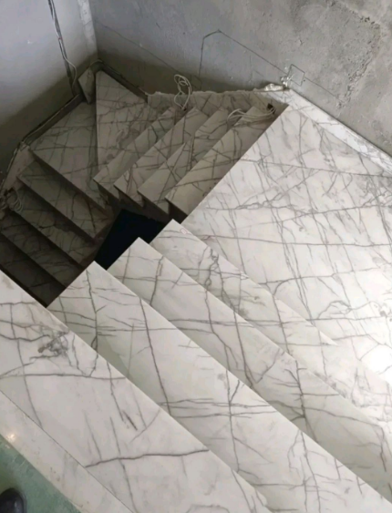 南宁一小伙在网上晒出了他家楼梯的瓷砖（说这是他爸爸选的）