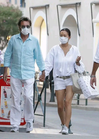 巩俐的这个法国丈夫米歇尔有些装“高冷”，又摆谱！
