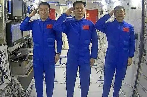 航天员返回地球后，为什么要被抬着走？