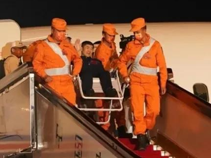 航天员返回地球后，为什么要被抬着走？