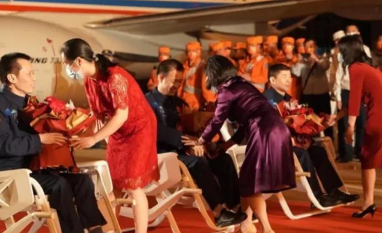 航天员返回地球后，为什么要被抬着走？