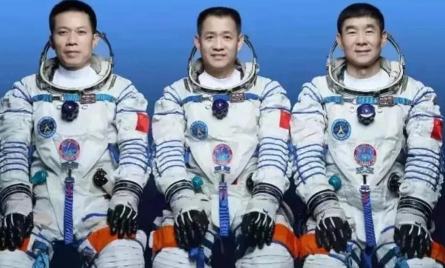 航天员返回地球后，为什么要被抬着走？