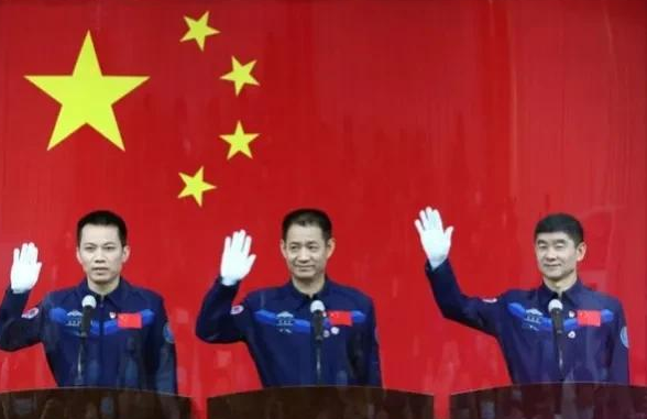 航天员返回地球后，为什么要被抬着走？