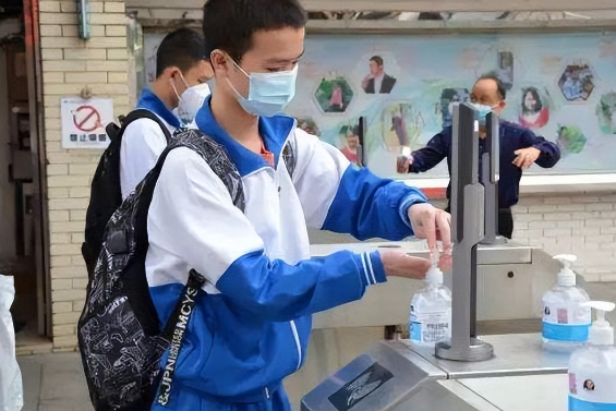部分中小学又又又停课了，家长喜提无薪假期