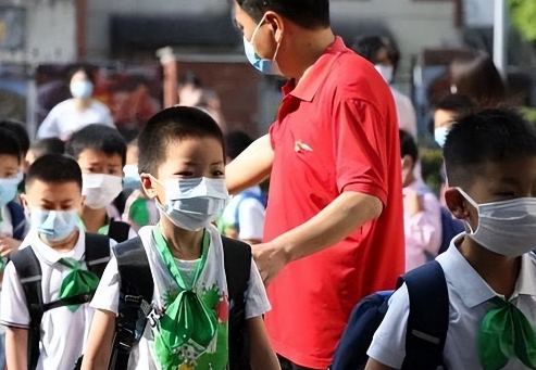 部分中小学又又又停课了，家长喜提无薪假期